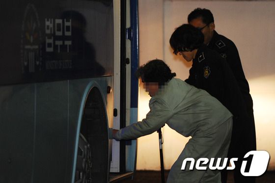 대구지법 제11형사부(부장판사 손봉기)는 2015년 12월 11일 오후 살인 및 살인미수 혐의로 구속 기소된 경북 상주 '농약사이다사건'의 박모(82·여) 피고인에게 무기징역을 선고했다.형을 선고 받은 박 모씨가 법정밖에 있던 호송차에 올라타고 있다.2015.12.11/뉴스1 ⓒ News1 이종현 기자