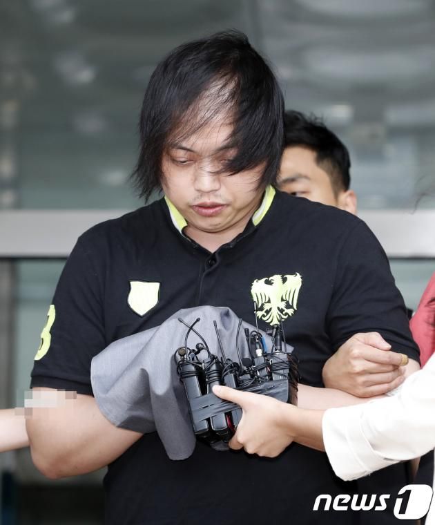 노래방 도우미를 교체해달라는 손님과 말다툼 끝에 살해하고 시신을 훼손, 유기한 변경석 씨(34·노래방 업주)가 29일 오후 경기도 안양동안경찰서에서 수원지방검찰청 안양지청으로 송치되고 있다. 2018.8.29/뉴스1 ⓒ News1 이승배 기자