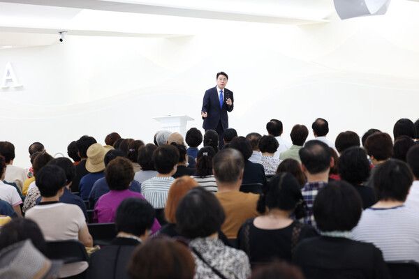 3일 신천지 서울야고보지파에서 ‘어서 와 천국은 처음이지’라는 주제로 열린 오픈 성경세미나에서 신규수 지파장이 말씀을 전하고 있다.