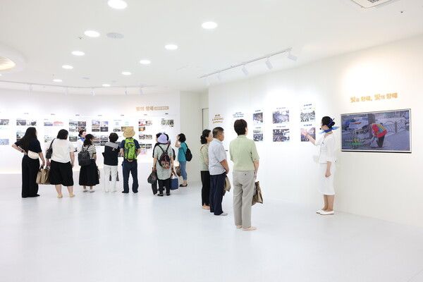 3일 하늘문화홍보관에서 세미나 참석자들이 도슨트의 설명을 듣고 있다.
