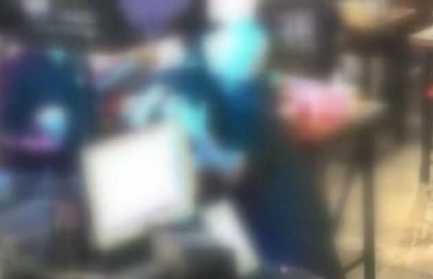 가게 사장을 껴안는 여성. (JTBC '사건반장')