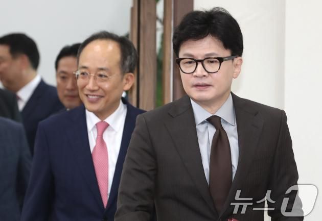 한동훈 국민의힘 대표와 추경호 원내대표가 9일 오전 서울 여의도 국회에서 열린 최고위원회의에 참석하고 있다. 2024.9.9/뉴스1 ⓒ News1 이광호 기자