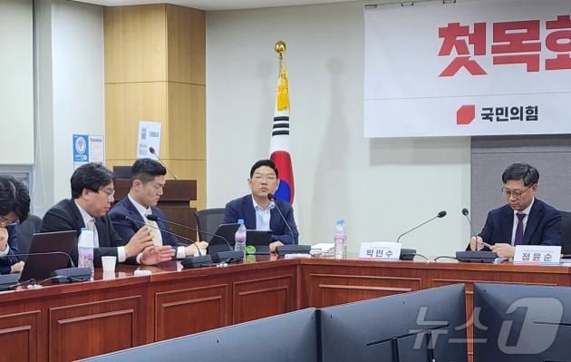 5일 국민의힘 소장파 모임 첫목회에서 주최한 의정갈등 관련 토론회에 박상수 대변인(왼쪽부터), 김재섭 의원, 이재영 강동을 당협위원장, 정윤순 보건의료정책실장이 참석했다. ⓒ News1 박기현 기자