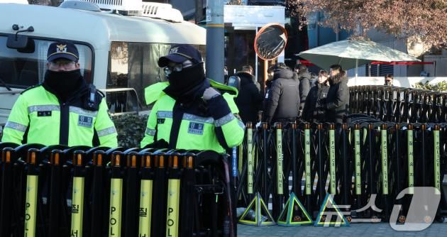 4일 오전 서울 용산구 대통령 관저 앞에서 경호처 관계자들이 경호를 서고 있다. 지난 3일 윤석열 대통령에 대한 체포 영장을 집행한 고위공직자범죄수사처는 대통령 관저 경내에서 안전상 이유로 집행을 중지하고 돌아섰다. 2025.1.4/뉴스1 ⓒ News1 임세영 기자