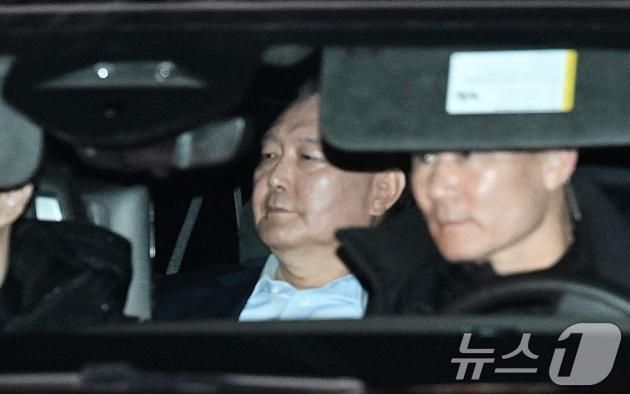 윤석열 대통령이 15일 오후 경기 과천 고위공직자범죄수사처(공수처)에서 조사를 마치고 차량으로 서울구치소로 이동하고 있다.(공동취재)