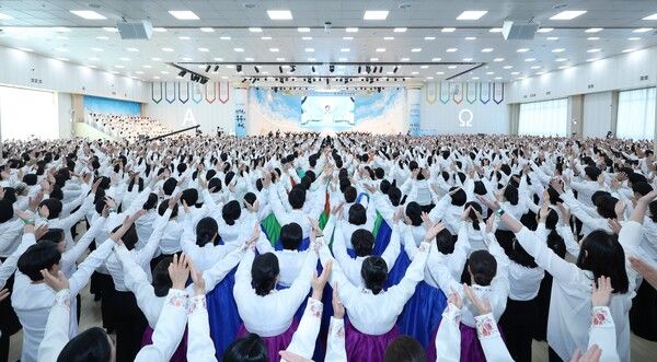 신천지예수교회가 지난 15일 신천지 청주교회에서 유월절 기념 예배 및 제41차 정기총회를 개최한 가운데 성도들이 하나님께 영광을 돌리고 있다.(사진 제공 = 신천지예수교회)