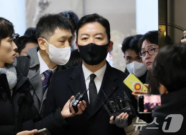 김성훈 대통령경호처 차장이 17일 오전 서울 서대문구 경찰 국가수사본부 특별수사단(특수단)에 출석하고 있다. 김 차장은 지난 3일 고위공직자범죄수사처와 경찰의 윤석열 대통령 체포영장 집행 시도를 저지한 혐의를 받고 있다. (공동취재) 2025.1.17/뉴스1 ⓒ News1 이승배 기자