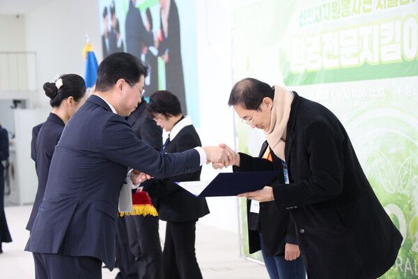 18일 신천지자원봉사단 서울경기동부연합회 ‘환경전문지킴이’ 발대식에서 홍보대사 임명 모습