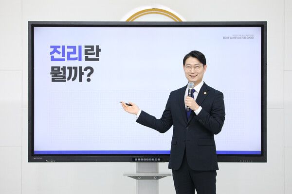 신천지 부산야고보지파가 지난 18일 부산교회에서 ‘말씀대성회’를 개최한 가운데 성창호 지파장이 강연하고 있는 모습.(사진 제공&nbsp;=&nbsp;신천지 부산야고보지파)