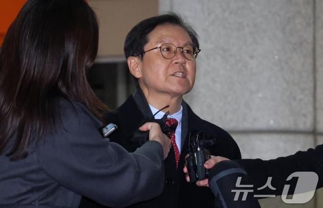 내란 우두머리 혐의로 체포된 윤석열 대통령의 법률대리인 윤갑근 변호사가 18일 오후 서울 마포구 서울서부지방법원에서 열린 윤 대통령에 대한 영장실질심사가 종료된 뒤 법원을 떠나며 취재진의 질문에 답하고 있다.(공동취재) 2025.1.18/뉴스1 ⓒ News1 민경석 기자