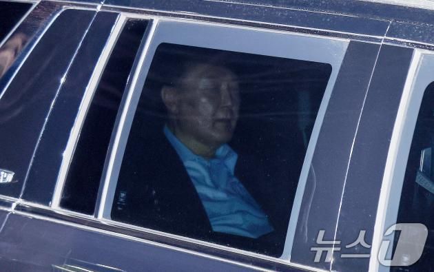내란 우두머리 혐의로 체포된 윤석열 대통령이 15일 고위공직자범죄수사처(공수처)의 수사를 마친 후 경기도 의왕시 서울구치소에 도착하고 있다. 2025.1.15/뉴스1 ⓒ News1 김성진 기자
