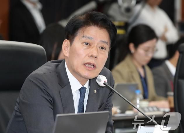 한민수 더불어민주당 위원이 17일 대전 한국과학기술원(KAIST)에서 열린 국회 과학기술정보방송통신위원회 국정감사에서 질의하고 있다. 2024.10.17/뉴스1 ⓒ News1 김기태 기자