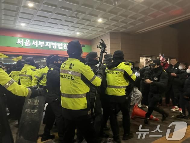 19일 새벽 윤석열 대통령에 대한 구속영장이 발부되자 서울 서부지법에 지지자들이 진입해 난동을 부리자 경찰이 이를 진압하고 있다. 2025.1.19/뉴스1 ⓒ News1 김민수 기자