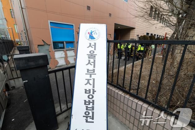 20일 오전 서울 마포구 서울서부지방법원에 윤석열 대통령 지지자들의 난입으로 인한 청사 외벽 파손 흔적 등이 보이고 있다. 2025.1.20/뉴스1 ⓒ News1 이승배 기자