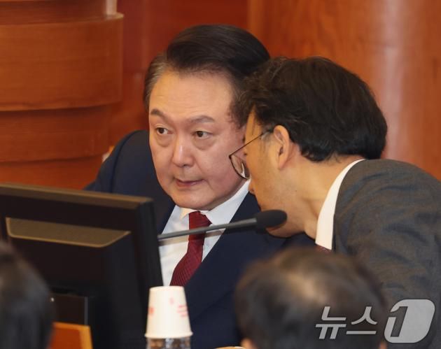 윤석열 대통령이 21일 서울 종로구 헌법재판소에서 열린 탄핵심판 3차 변론기일에 출석해 변호인과 대화를 하고 있다. 2025.1.21/뉴스1 ⓒ News1 사진공동취재단
