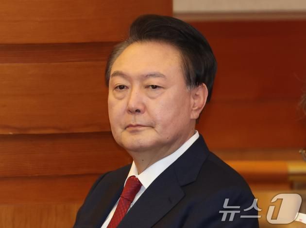 윤석열 대통령이 21일 서울 종로구 헌법재판소에서 열린 탄핵심판 3차 변론기일에 출석하고 있다. 2025.1.21/뉴스1 ⓒ News1 사진공동취재단