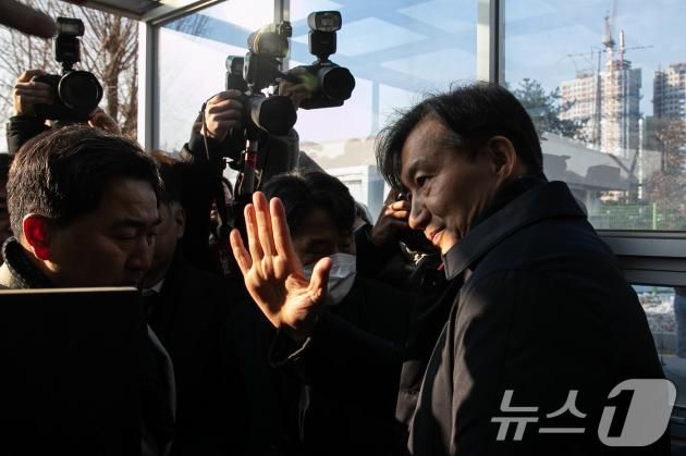 자녀 입시 비리와 청와대 감찰 무마 혐의로 대법원으로부터 징역 2년 실형을 확정 받은 조국 전 조국혁신당 대표가 지난 12월 16일 오전 경기도 의왕시 서울 구치소로 수감되기 전 지지자들에게 손인사하고 있다. 2024.12.16/뉴스1 ⓒ News1 이승배 기자