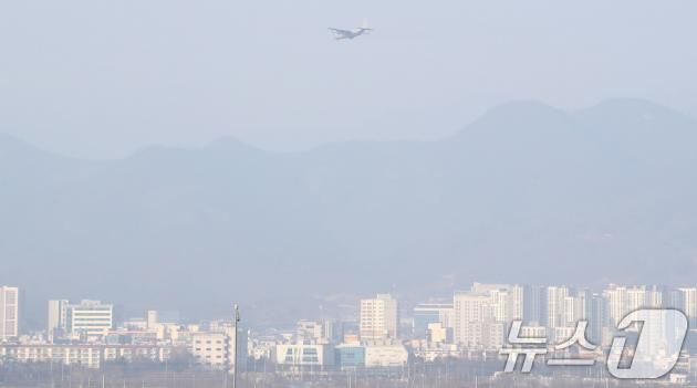 21일 오후 군용 수송기가 초미세먼지에 갇혀 팔공산 능선도 제대로 보이지 않는 대구 도심을 비행하고 있다. 2025.1.21/뉴스1 ⓒ News1 공정식 기자