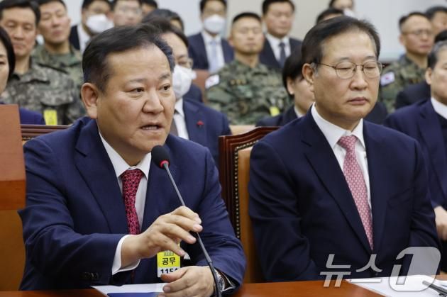 이상민 전 행정안전부 장관이 22일 오전 서울 여의도 국회에서 열린 윤석열 정부의 비상계엄 선포를 통한 내란 혐의 진상규명 국정조사 1차 청문회에 출석해 증언을 거부하고 있다. 2025.1.22/뉴스1 ⓒ News1 안은나 기자