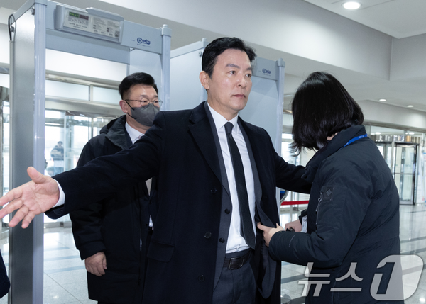 김성훈 대통령경호처 차장이 22일 오전 서울 여의도 국회에서 열린 윤석열 정부의 비상계엄 선포를 통한 내란 혐의 진상규명 국정조사 1차 청문회에 출석하기 전 보안검색을 받고 있다.