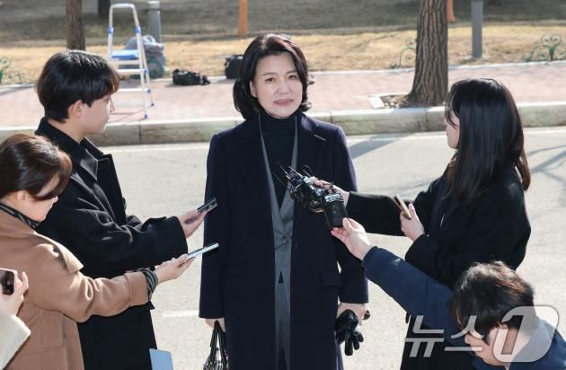 이진숙 방송통신위원장이 23일 경기도 과천시 정부과천청사 방송통신위원회로 출근하며 취재진의 질문에 답하고 있다. 2025.1.23/뉴스1 ⓒ News1 임세영 기자