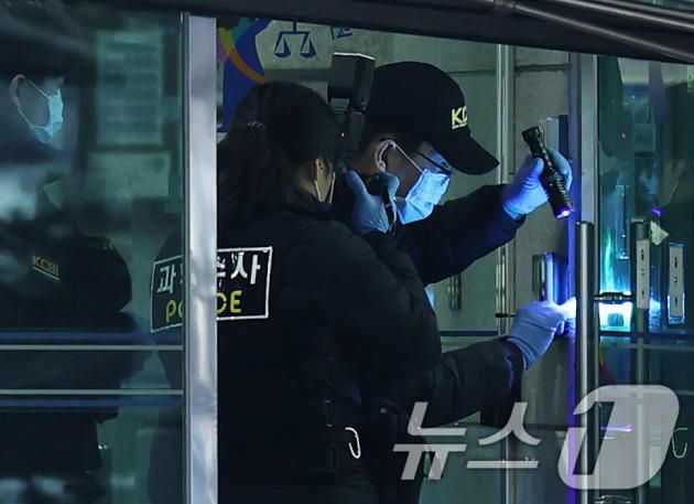 내란 우두머리 혐의를 받는 윤석열 대통령이 구속된 19일 오전 격분한 윤 대통령 지지자들이 난입해 기물이 파손된 서울 마포구 서울서부지방법원 출입문에서 경찰 과학수사 요원들이 현장감식을 하고 있다. 윤 대통령은 이날 새벽 ‘12·3 비상계엄 사태’가 발생한지 47일 만이자, 고위공직자범죄수사처에 체포된 지 나흘 만에 구속됐다. 현직 대통령의 구속은 헌정사상 처음이다. 2025.1.19/뉴스1 ⓒ News1 오대일 기자