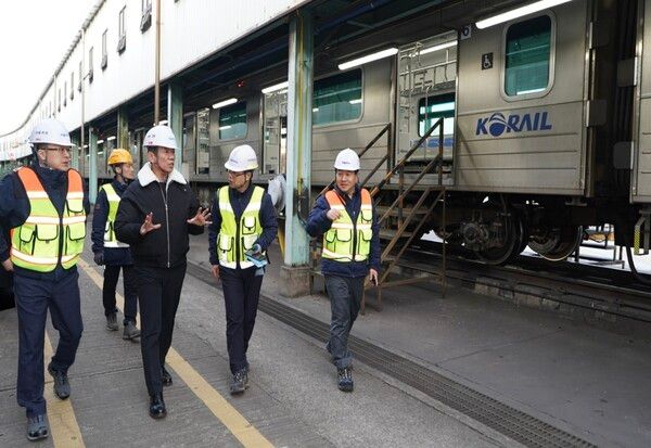 한문희 코레일 사장(사진 가운데)이 24일 오후 구로 전철차량기지에서 수도권전철 차량 정비현황을 점검했다.&nbsp;