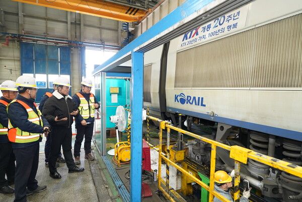 한문희 코레일 사장(사진 가운데)이 27일 오후 부산 철도차량정비단에서 고속열차 정비 현황을 점검하고 있다.
