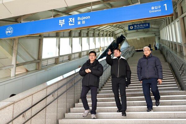 한문희 코레일 사장(사진 가운데)이 27일 오후 동해선 부전역에서 안내표지와 혼잡도 등 철도역 안전을 점검하고 있다.&nbsp;