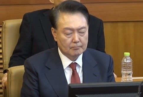 윤석열 대통령이 23일 오후 서울 종로구 헌법재판소에서 열린 탄핵심판 4차 변론기일에 출석해 조는 모습이 포착됐다. (SBS 갈무리)