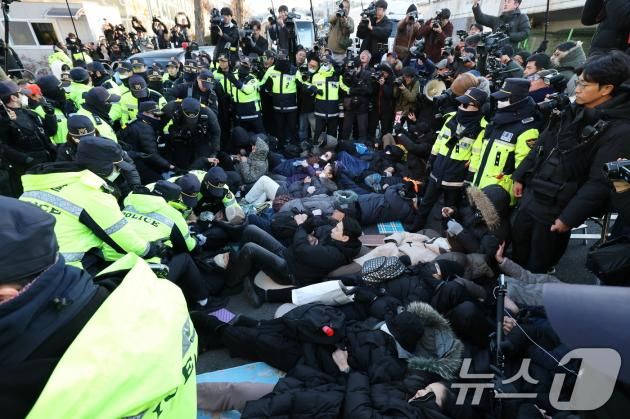 2일 서울 용산구 윤석열 대통령 관저 입구 앞에서 경찰 병력이 농성중이던 보수단체 회원 및 윤 대통령 지지자들을 강제해산시키고 있다. 공수처는 '12·3 비상계엄 사태'로 내란 혐의를 받는 윤석열 대통령 체포영장을 유효기간인 6일 이내에 집행하겠다고 밝혔다. 2025.1.2/뉴스1 ⓒ News1 박세연 기자