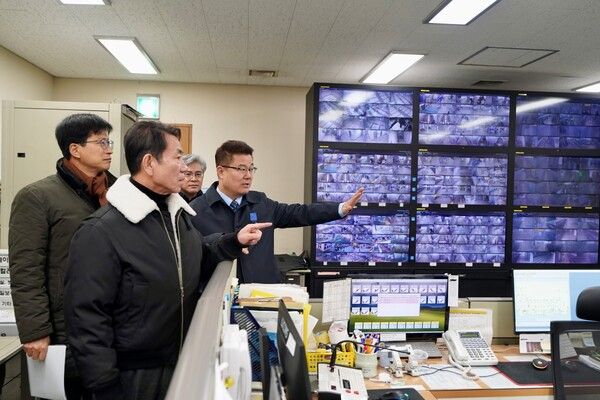 한문희 코레일 사장(사진 가운데)이 30일 오전 용산역에서 귀경길 열차 운행 현황과 역사 혼잡도를 점검하고 있다.&nbsp;