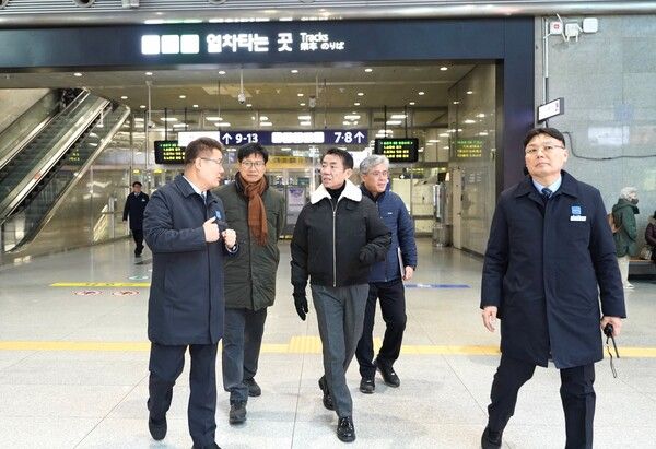 한문희 코레일 사장(사진 가운데)이 30일 오전 용산역 맞이방에서 고객 이동 동선을 점검하고 있다.