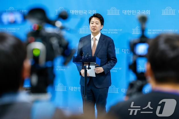 이준석 개혁신당 의원이 24일 오후 서울 여의도 국회 소통관에서 부정선거 논란에 대한 황교안 전 대표, 전한길 강사 등과의 무제한토론을 제안하며 기자회견을 한 뒤 취재진 질문에 답하고 있다. 2025.1.24/뉴스1 ⓒ News1 안은나 기자