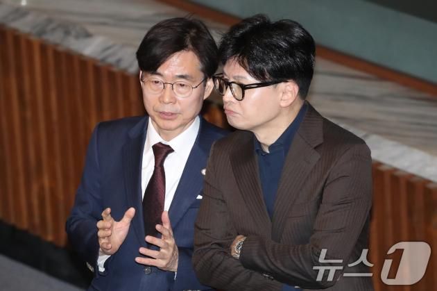 윤석열 대통령이 비상계엄령을 선포한 것에 대해 2024년 12월 4일 새벽 한동훈 국민의힘 대표와 조경태 의원이 서울 여의도 국회 본회의장에서 대화하고 있다. .2024.12.4/뉴스1 ⓒ News1 이광호 기자