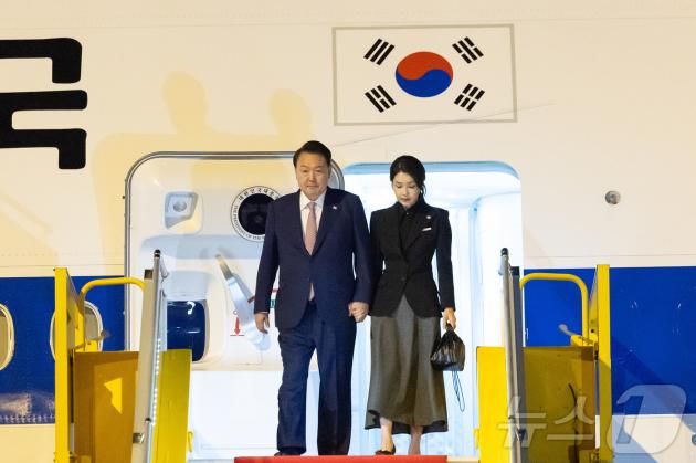 아세안 정상회의에 참석하는 윤석열 대통령과 김건희 여사가 2024년 10월 9일(현지시간) 라오스 비엔티안 왓타이 국제공항에 도착해 전용기에서 내리고 있다. (대통령실 제공) 2024.10.10/뉴스1 ⓒ News1 송원영 기자
