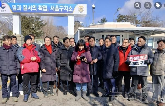 윤석열 대통령 후보시절 수행실장을 맡았던 이용 전 의원(왼쪽 뒤에서 첫번 째· 경기 하남갑 당협위원장) 등 친윤성향 국민의힘 당협위원장들이 29일 서울구치소를 찾아 윤 대통령에게 보내는 편지를 읽고 있다. (이상규 SNS 갈무리) ⓒ 뉴스1