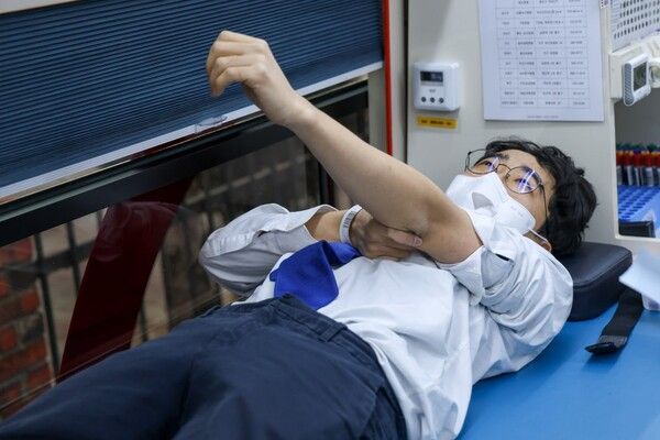 신천지 부산교회가 지난 1월 26일 생명나눔 헌혈 캠페인 ‘헌혈로 사랑을 나누다’를 진행한 가운데 한 성도가 헌혈하고 있는 모습 (사진 제공 = 신천지 부산교회)