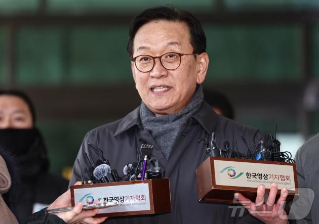 윤 대통령 측 변호인단 구성에 참여하는 석동현 변호사가 지난달 19일 서울 서초구 서울고등검찰청 앞에서 취재진 질문에 답하고 있다./뉴스1 ⓒ News1 김도우 기자