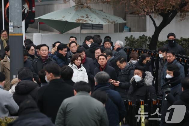 윤석열 대통령 체포영장 유효기간 마지막날인 6일 서울 용산구 윤석열 대통령 관저 앞에 국민의힘 의원들이 집결해 있다. 2025.1.6/뉴스1 ⓒ News1 박세연 기자