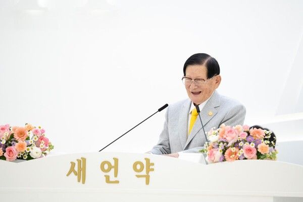 5일 신천지예수교 증거장막성전 다대오지파 대구교회에서 정오 예배가 열린 가운데 이만희 총회장이 말씀을 전하고 있는 모습.(사진 제공 = 신천지 대구교회)