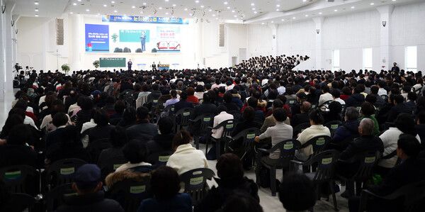 5일 신천지 대전교회에서 열린 ‘천국을 찾아가는 눈뜨는 소경’이라는 주제로 계시록 말씀대성회에서 시민이 강의를 듣고 있다(사진 제공 = 신천지 대전교회)