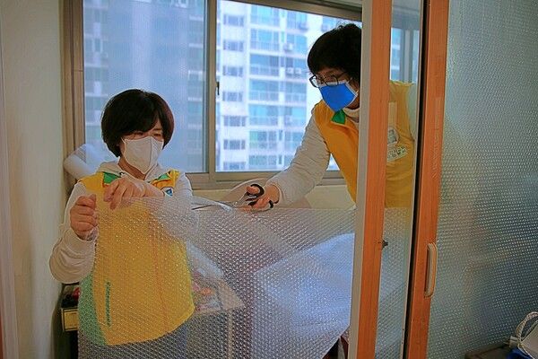 6일 청주시 청원구 내수읍 어르신 댁에서 신천지자원봉사단 청주지부가 백세만세 봉사활동의 일환으로 주거환경 봉사에 나서고 있다.