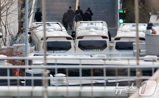 법원이 12·3 비상계엄 선포 사태 관련 내란 우두머리(수괴) 혐의를 받는 윤석열 대통령에 대한 체포영장을 재발부한 가운데 8일 서울 용산구 한남동 대통령 관저 정문에 차벽이 촘촘하게 세워져 있다. 2025.1.8/뉴스1 ⓒ News1 이동해 기자