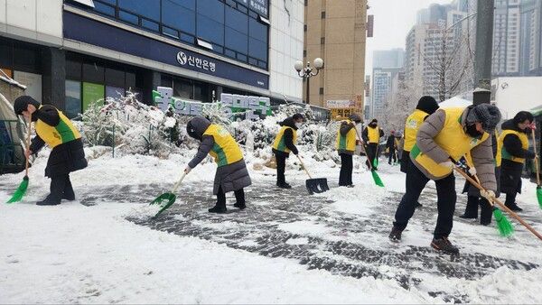 5일 동대문구 경동시장 일대에서 신천지자원봉사단 동대문지부가 제설 작업을 하고 있다.(사진 제공 = 신천지자원봉사단 동대문지부)