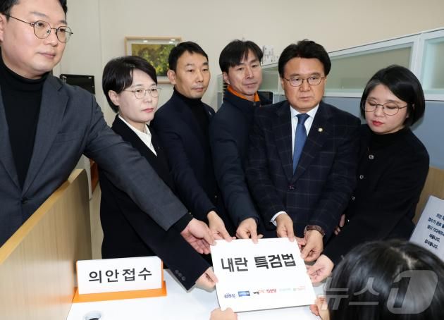 야6당 의원들이 9일 오전 서울 여의도 국회 의안과에서 내란 특검법을 제출하고 있다. 왼쪽부터 천하람 개혁신당 원내대표, 전종덕 진보당 의원, 김용민 더불어민주당 원내정책수석부대표, 한창민 사회민주당 대표, 황운하 조국혁신당 원내대표, 용혜인 기본소득당 대표. (공동취재) 2025.1.9/뉴스1 ⓒ News1 김민지 기자