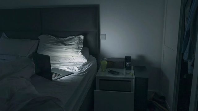 침대 위 노트북