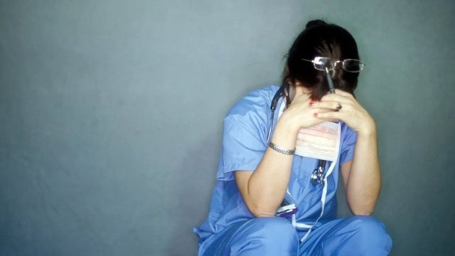 머리를 감싸고 있는 여성 수의사