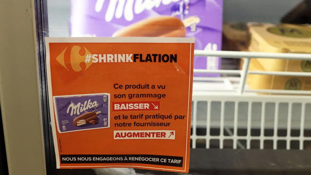 마트 냉장고에 붙은 슈링크플레이션 안내문