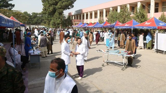 의료진과 구급대원들이 지진으로 실려 온 부상자들을 살피고 있다